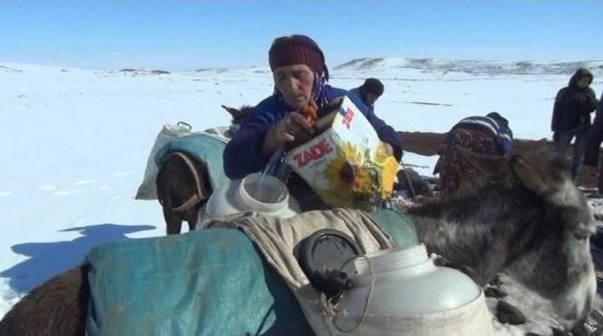 Siverekli Kadınların Eşekle Su Taşıma &Ccedil;ilesi