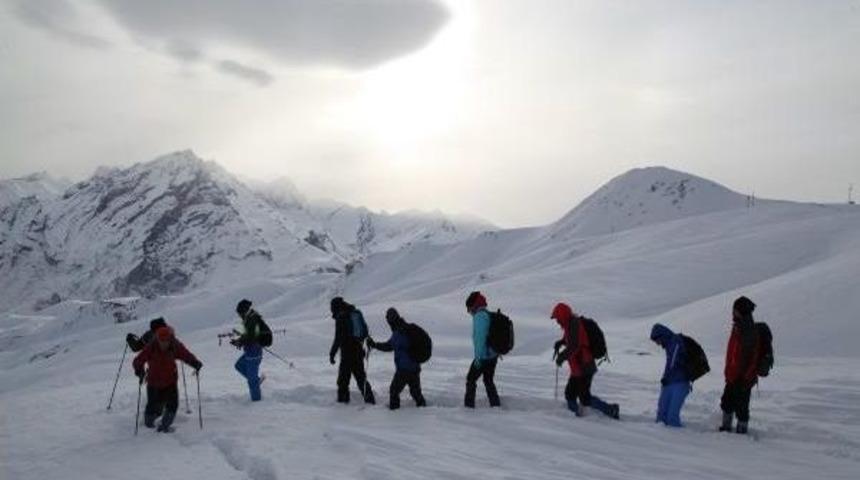 Hakkarili Dağcılar, 2 Bin 900 Rakımlı Mehet Dağı'na Tırmandı