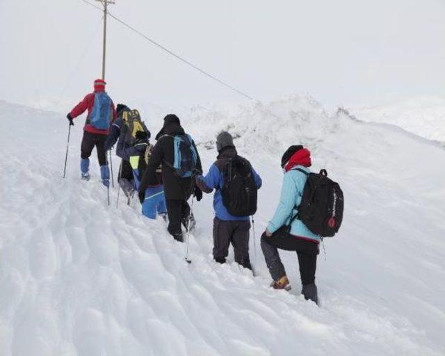 Hakkarili Dağcılar, 2 Bin 900 Rakımlı Mehet Dağı'na Tırmandı