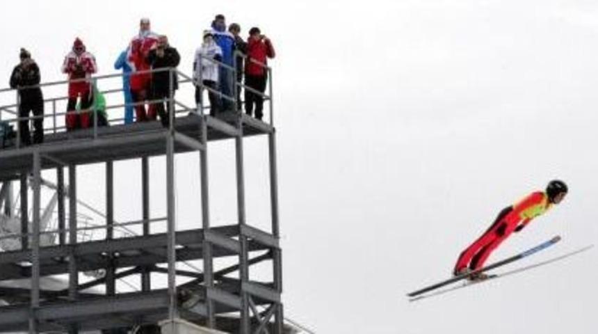 Kayakla Atlayıp, G&ouml;ky&uuml;z&uuml;n&uuml; Renklendirdiler