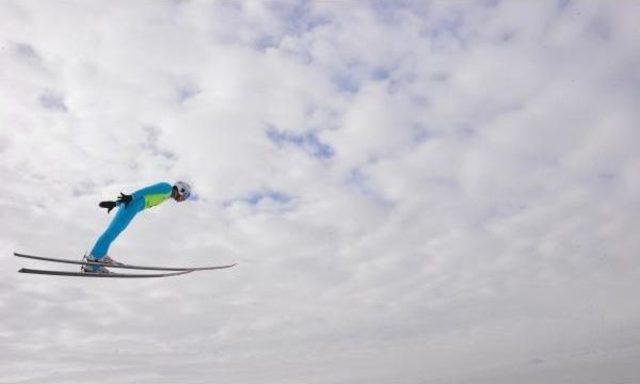 Kayakla Atlayıp, G&ouml;ky&uuml;z&uuml;n&uuml; Renklendirdiler 1