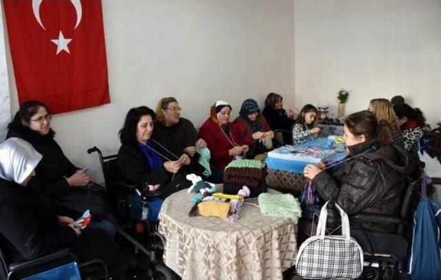 Engelli Kadınlar, &Uuml;reterek Hayata Bağlanıyor 2