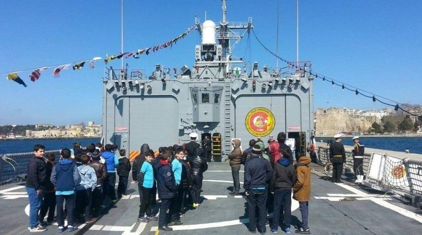 &Ouml;ğrenciler G&ouml;k&ccedil;eada Firkateynini Gezdi