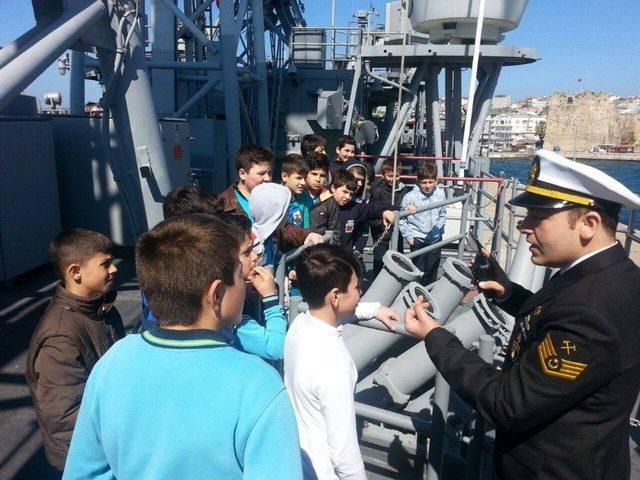 &Ouml;ğrenciler G&ouml;k&ccedil;eada Firkateynini Gezdi 3