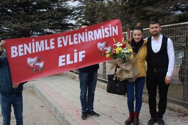 (özel Haber) İşçi Emekçisinin Evlenme Teklifi Böyle Olur