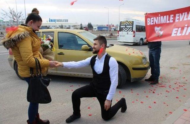 (özel Haber) İşçi Emekçisinin Evlenme Teklifi Böyle Olur