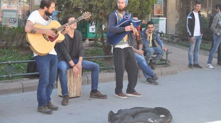Eskişehir Sokaklarında Tutum Sesleri