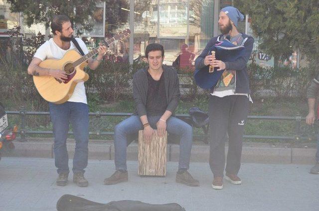 Eskişehir Sokaklarında Tutum Sesleri