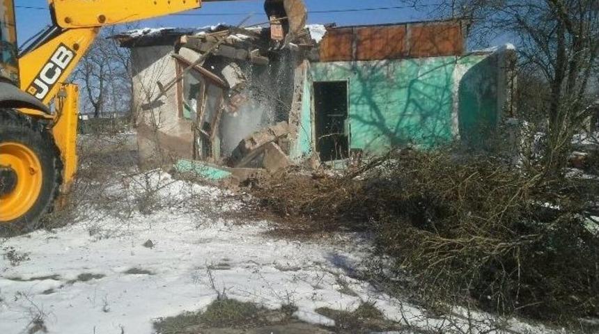 K&ouml;rfez&rsquo;de Metruk Binalar Yıkılıyor