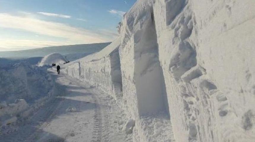 Karlıova'da 3 Metrelik Kar Koridoru