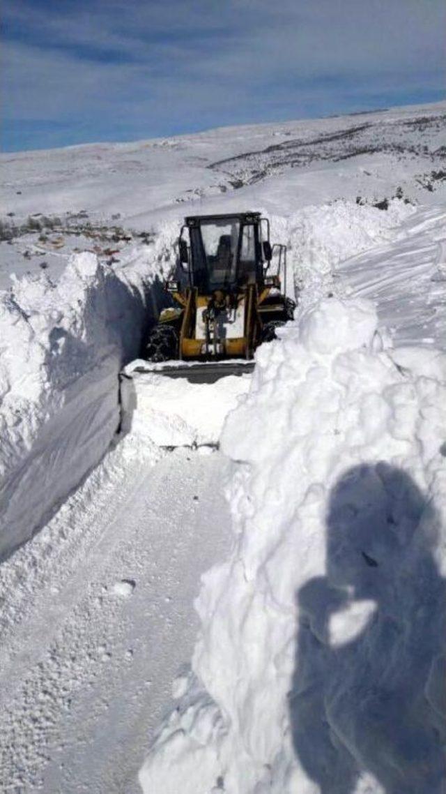 Karlıova'da 3 Metrelik Kar Koridoru