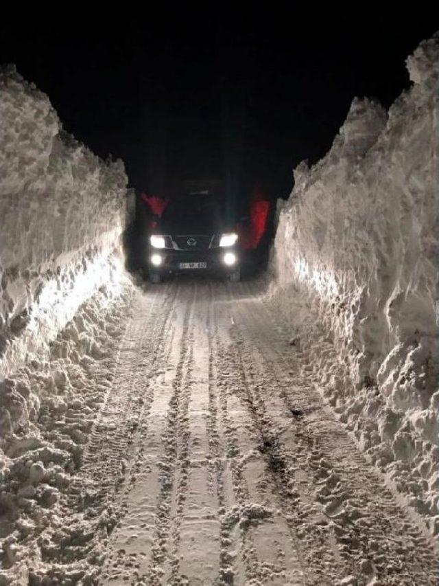 Karlıova'da 3 Metrelik Kar Koridoru