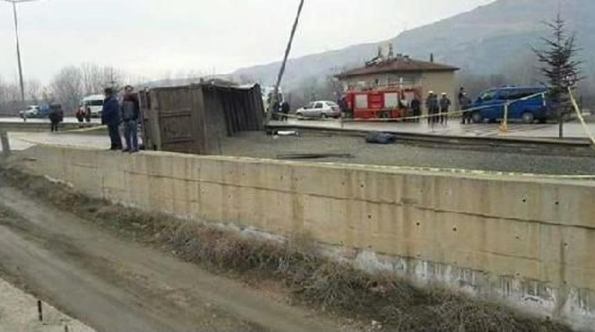 Amasya&rsquo;Da Tır Devrildi, Şof&ouml;r &Ouml;ld&uuml;