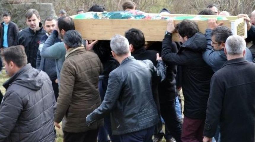 Yatağında &Ouml;l&uuml; Bulunan Nişanlı Gen&ccedil; Kız G&ouml;zyaşlarıyla Defnedildi