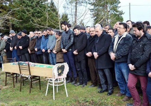 Yatağında Ölü Bulunan Nişanlı Genç Kız Gözyaşlarıyla Defnedildi