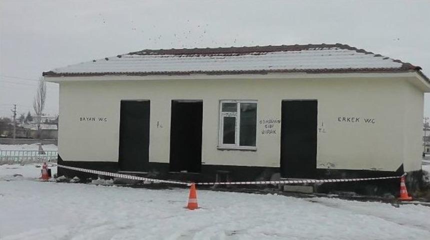 Yaşlı Adam İşlettiği Tuvaletin &Ouml;n&uuml;nde &Ouml;l&uuml; Bulundu