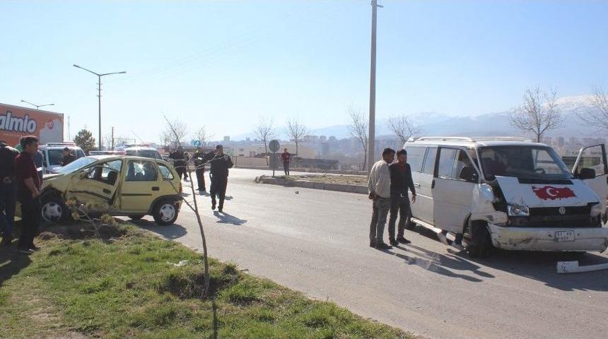 Otomobiller Kavşakta Kafa Kafaya &Ccedil;arpıştı: 2 Yaralı