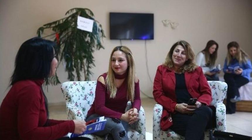 Bucalı Kadınlar Anneler Kul&uuml;b&uuml;&rsquo;nde Şımarıyor