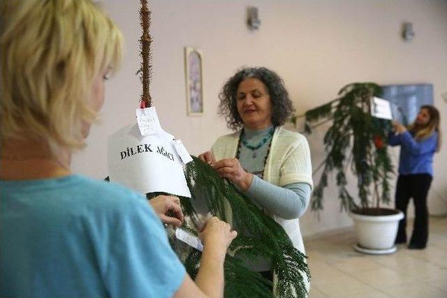 Bucalı Kadınlar Anneler Kul&uuml;b&uuml;&rsquo;nde Şımarıyor 2