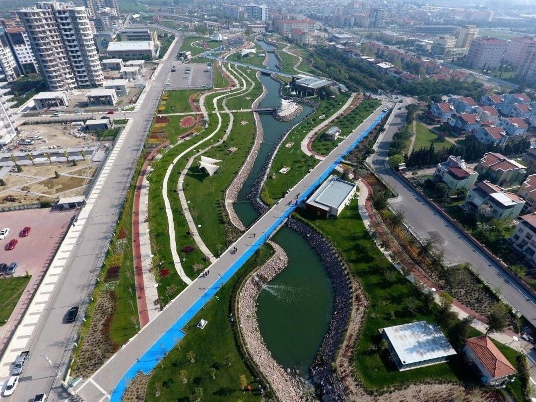 Manisa&rsquo;daki Renk C&uuml;mb&uuml;ş&uuml; B&uuml;y&uuml;l&uuml;yor