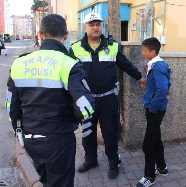 Ehliyetsiz Küçük Sürücü, Polise Yakalandı