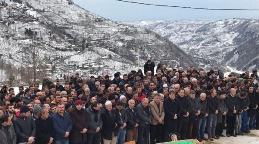 &Ccedil;atıdan D&uuml;şen Kar Kitlesi &Ouml;l&uuml;m&uuml;ne Neden Oldu (2)
