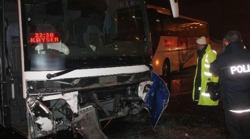 Kontrolden &Ccedil;ıkan Yolcu Otob&uuml;s&uuml; Otomobile &Ccedil;arptı: 2 Yaralı