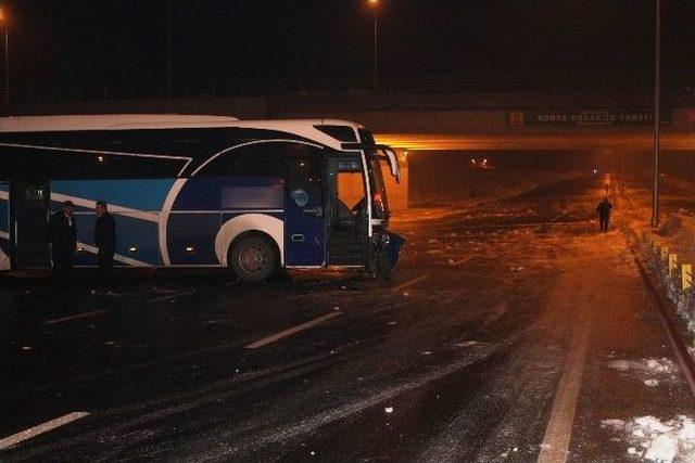 Kontrolden &Ccedil;ıkan Yolcu Otob&uuml;s&uuml; Otomobile &Ccedil;arptı: 2 Yaralı 1