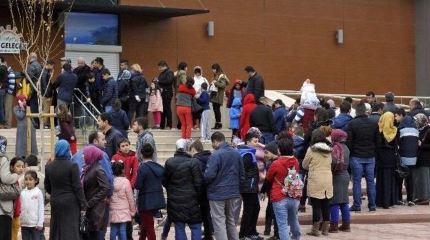 Antalya&rsquo;da Teleferiğe Vatandaşlardan B&uuml;y&uuml;k İlgi