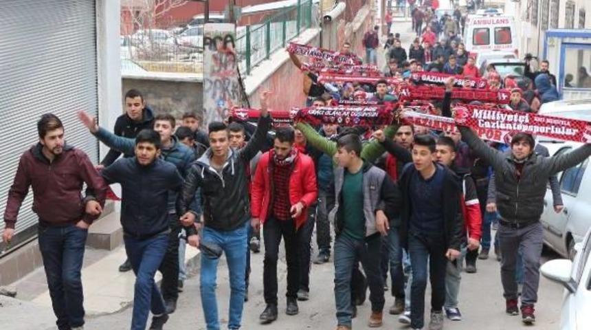 Gaziantep'te Polis Ile Taraftar Arasında Y&uuml;r&uuml;y&uuml;ş Kovalamacası: 1 G&ouml;zaltı