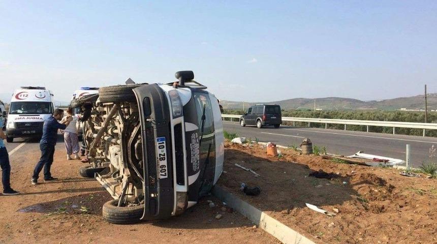 Manisa&rsquo;da Tarım İş&ccedil;ilerini Taşıyan Minib&uuml;s Devrildi: 17 Yaralı