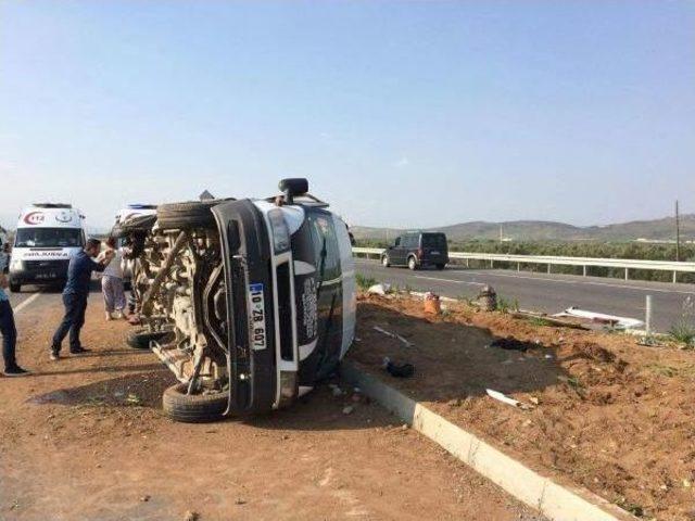 Tarım Işçilerini Taşıyan Minibüs Devrildi: 17 Yaralı