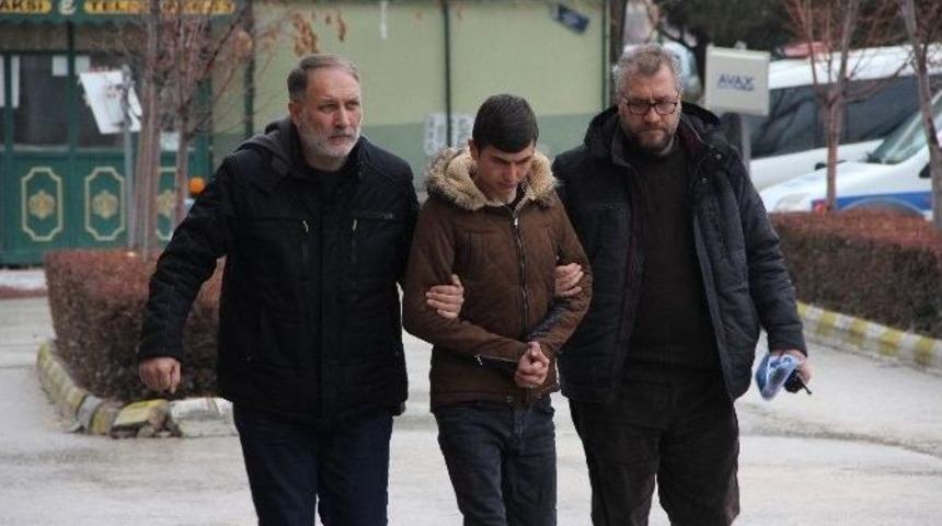 K&uuml;f&uuml;r Eden Arkadaşını Bı&ccedil;akladı