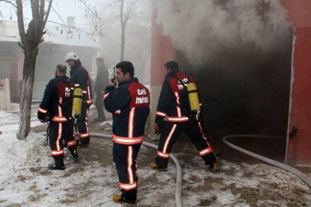 Elazığ&rsquo;da Yangında 5 Kişi Dumandan Etkilendi