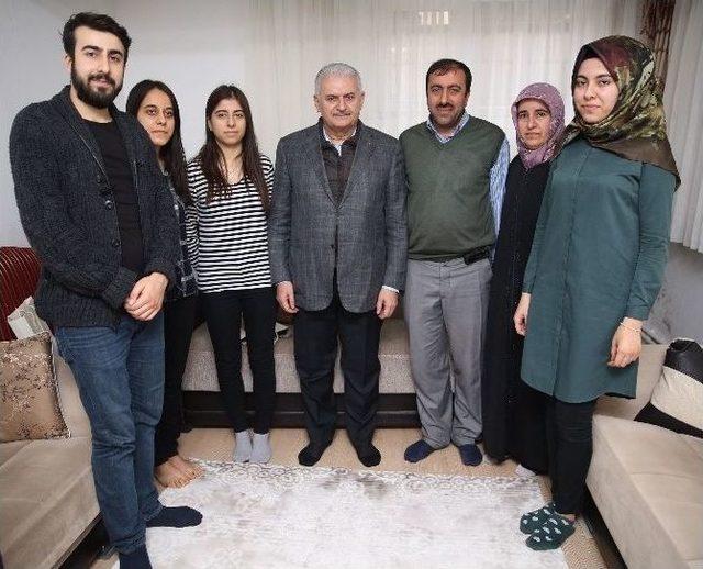 Başbakan Yıldırım Kendisini Davet Eden Vatandaşın Evine Konuk Oldu