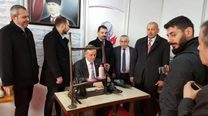 Mhp&rsquo;li Ak&ccedil;ay Tezgahın Başına Ge&ccedil;ti, Ayakkabı &Uuml;retti