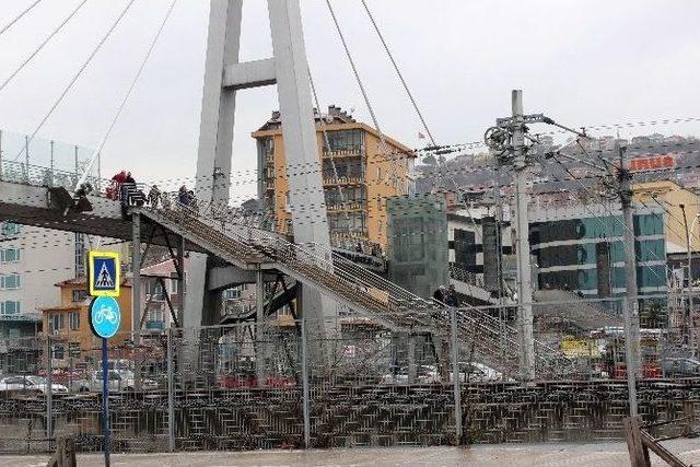 İntihar İçin Köprüye Çıkan Şahsı Vatandaşlar Kurtardı