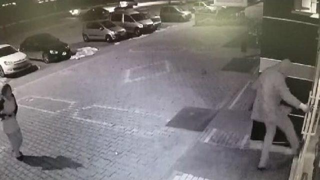 Eczanenin Camını Kırıp 4 Kutu Ilaç Çaldı