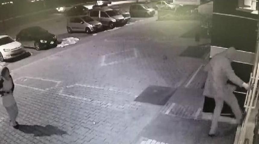 Eczanenin Camını Kırıp 4 Kutu Ilaç Çaldı