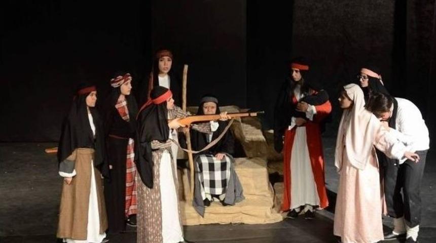 ’töre’ İsimli Tiyatro Oyunu Kuşadası’nda Sahnelendi