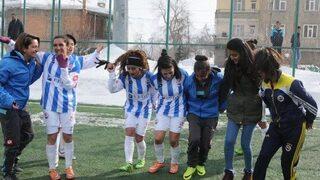 Hakkarili Kızlar 6-1 Lik Galibiyeti Halay Çekerek Kutladı
