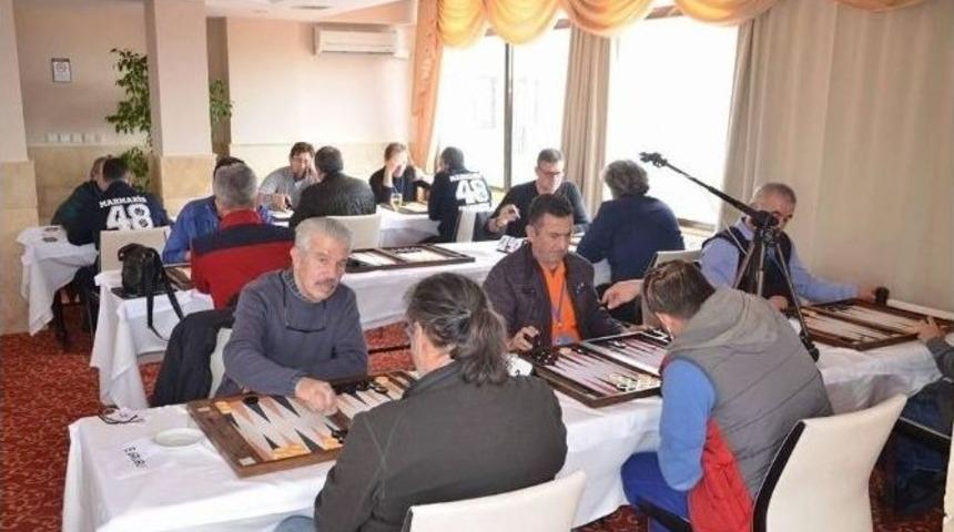 5. Ege Tavla Dernekleri Dayanışma Turnuvası Kuşadası’nda Başladı