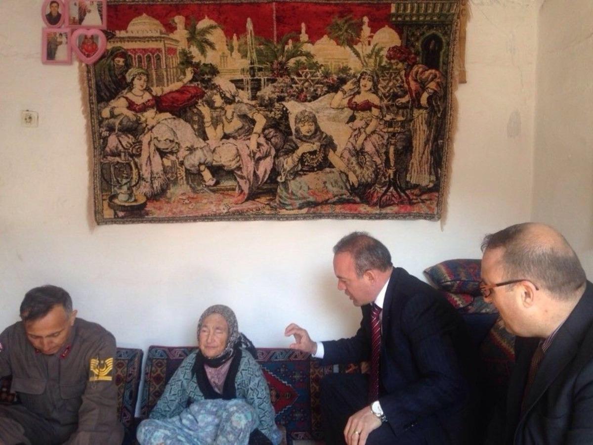 Kaymakam &Ouml;ner Yaşlıların Duasını Aldı