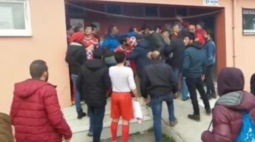 Amat&ouml;r K&uuml;me Ma&ccedil;ı Sonrası Futbolcular Birbirine Girdi