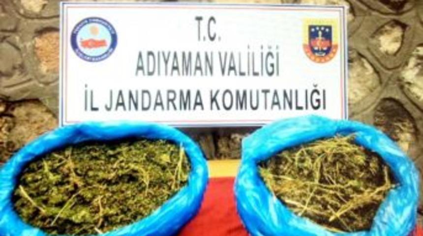 Yol Kenarında 16 Kilo Esrar Bulundu