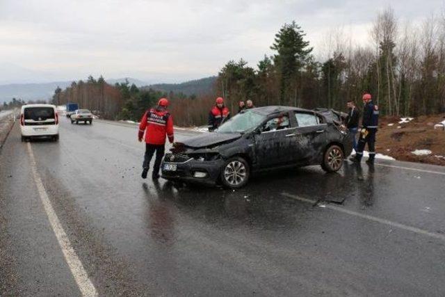 Viraja Hızlı Giren Otomobil Takla Attı: 4 Yaralı