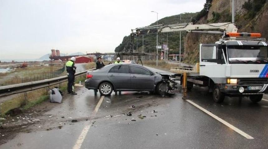 Otomobil Karşı Şeride Ge&ccedil;ip Bariyerlere &Ccedil;arptı: 2 Yaralı