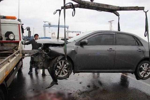 Otomobil Karşı Şeride Geçip Bariyerlere Çarptı: 2 Yaralı