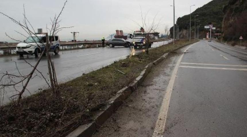 Bariyerlere &Ccedil;arpan Otomobilde 2 Kişi Yaralandı