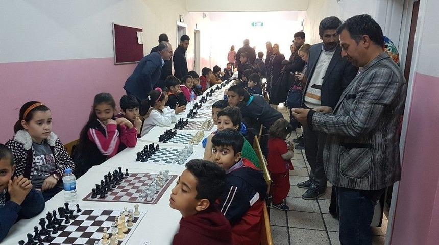 &Ouml;ğrenciler Satran&ccedil; Turnuvasında M&uuml;cadele Etti